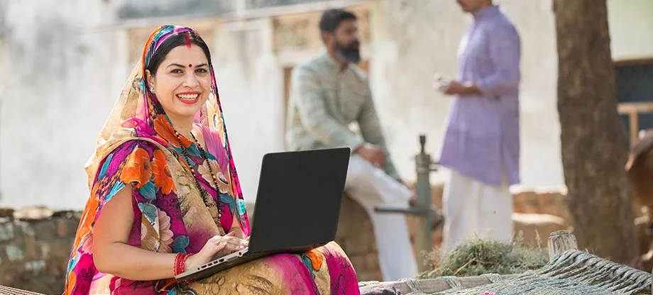 Lakhpati Didi Yojana : लैपटॉप पर कार्य करती महिला