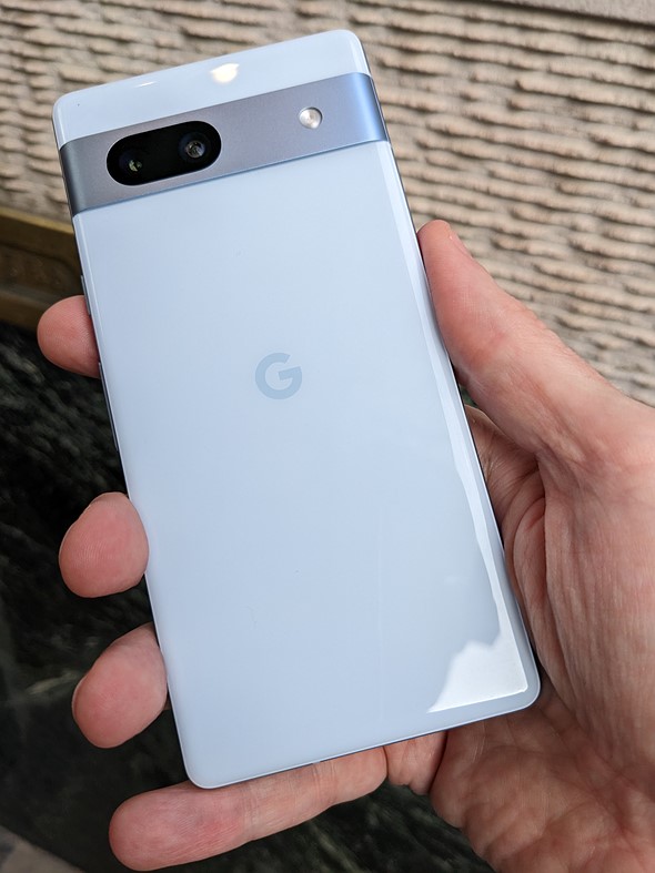 Google Pixel 7a हाथ में पकड़ा हुआ