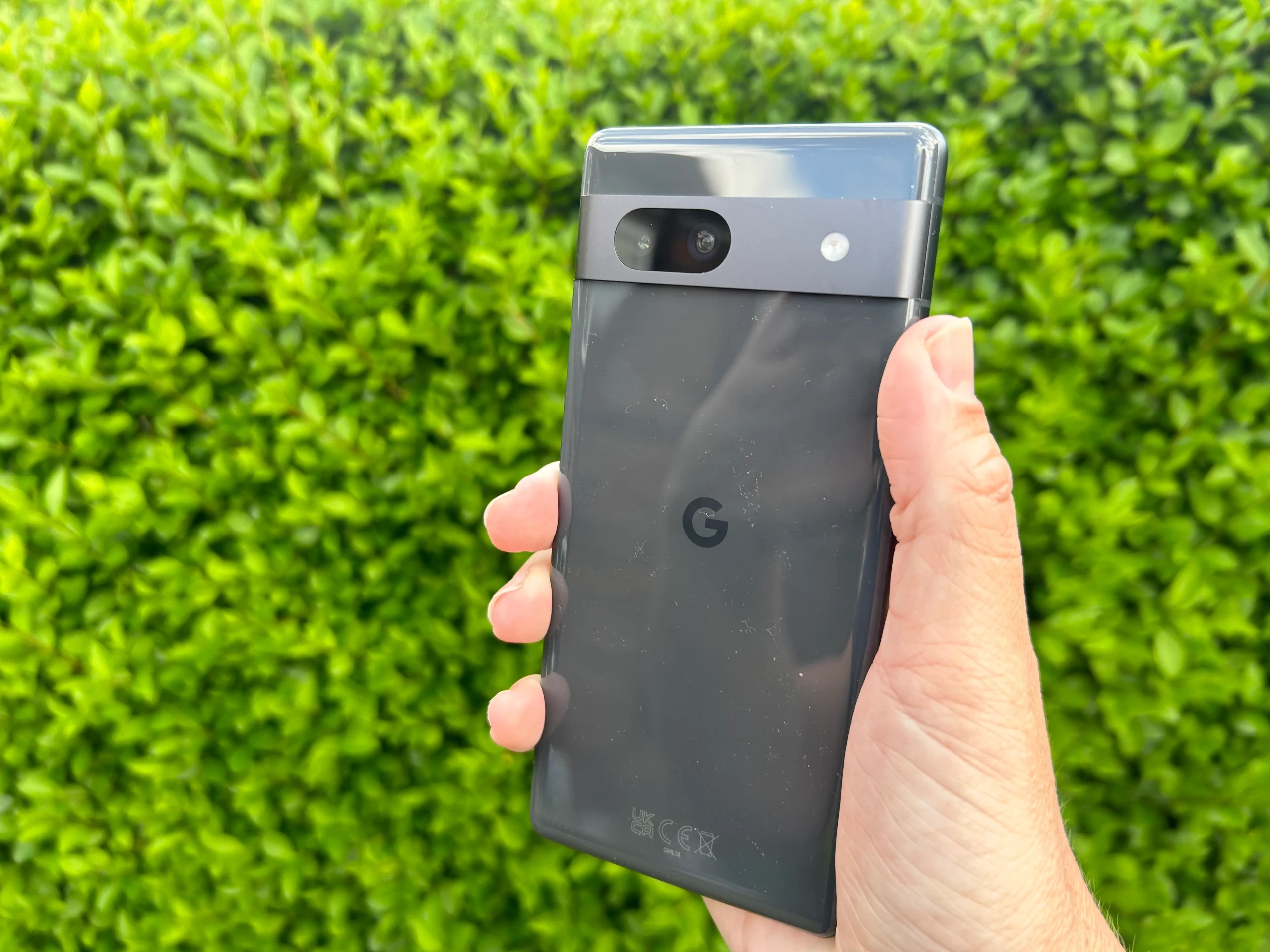 Google Pixel 7a होल्ड करने का रीयल वर्ल्ड व्यू